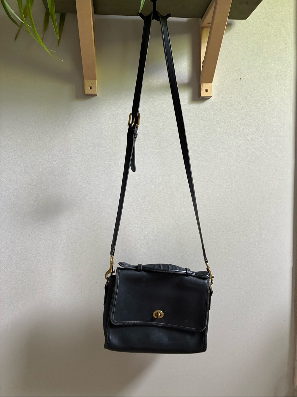 Vintage Coach Court Crossbody Black Leather Bag - Picture 1 of 9